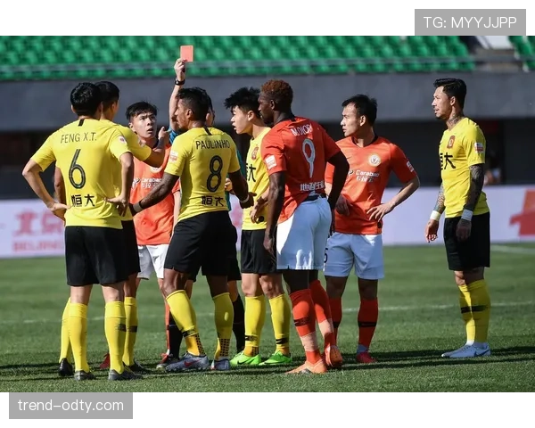 红牌规则详解：直接罚下、两黄一红与严重犯规判定要点